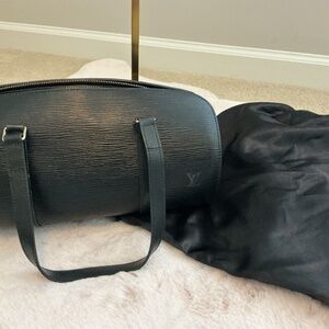 LOUIS VUITTON EPI BARREL SHOULDER BAG. COMES WITH DUST BAG AND GOLD BAG CHAIN